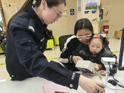 萌娃办证怯场  “警察妈妈”来帮忙