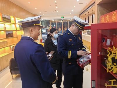 元宵守夜护平安 消防夜巡筑防线