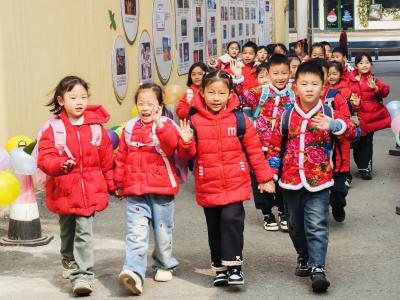 “马蹄儿蹬蹬”踏春来——市幼萌娃启新年