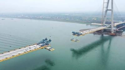 最新进展！枝江长江大桥首次两岸同步吊装  