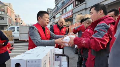 保险+物资送上门 枝江为“快递小哥”系上“双保险”