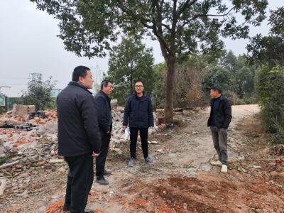 市城管局：“三线”整治不停歇 城市窗口“焕新颜”