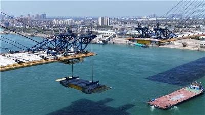 枝江长江大桥南塔吊装倒数第5块钢箱梁