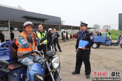 【中新网】宜昌交管“流动车管所”破解“水上孤岛”办证难