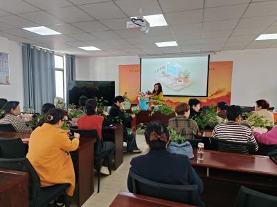 巧手插花绽芬芳 七星台镇银龄生活添乐趣