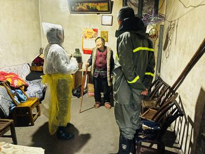 暴雨突袭显担当 一线坚守护平安