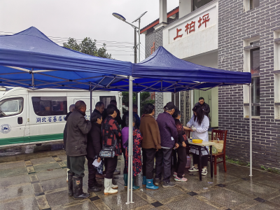 安福寺镇上柏坪村开展老年人体检活动