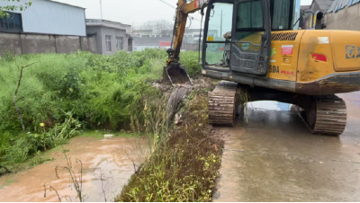 连夜暴雨致沟渠堵塞 机械清淤保畅通