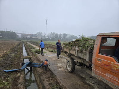安福寺镇秦家塝村组织机械人工集中清理沟渠助生产