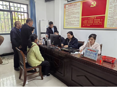 市交通局走进安福寺社区，为老年人现场办理公交卡