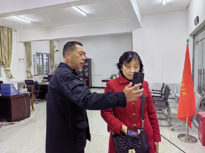 安福寺镇上柏坪村贴心代办养老认证 真情守护“银发”安心