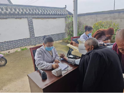 安福寺镇峰山岗村开展老年人体检活动