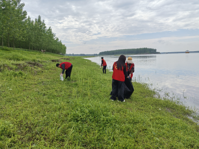 七星台镇志愿者开展江边净滩志愿服务