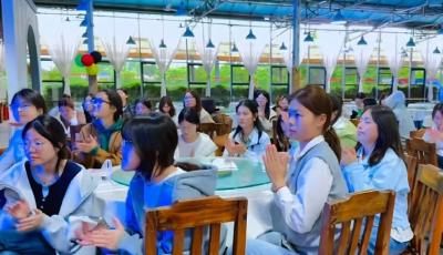 长江大学人文学院传媒系赴同心花海开展实践教学活动