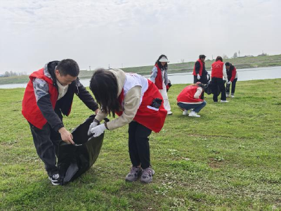 百里洲镇开展“守护长江绿 青春践初心”环保实践活动