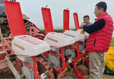 千亩玉米地开启“机械化春播模式”