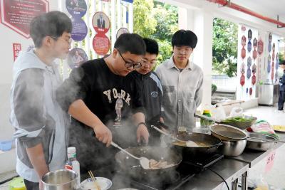 枝江职教中心举办校园美食节
