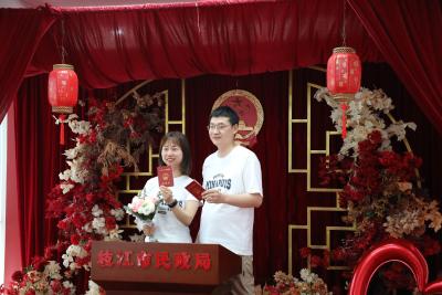 “520”甜蜜满档 婚姻登记处见证幸福启航
