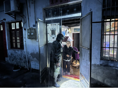 安福寺社区：暴雨积水扰民心 暖心帮扶显担当