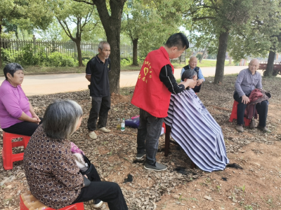 顾家店镇高殿寺村：爱心义剪 情暖夕阳
