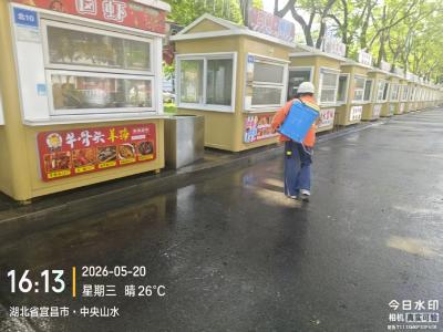 连续奋战忙消杀 筑牢健康“防护墙”——枝江城管全力开展雨后防疫工作