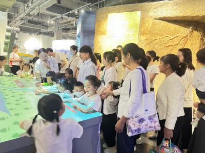 枝江：萌娃探秘科技馆 点燃科学小火苗