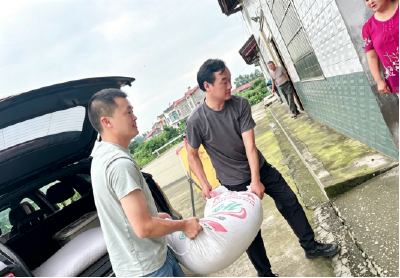 安福寺镇书院坝村：帮扶干部上门解难 爱心肥料暖到心坎里