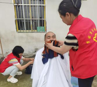 小小剪刀传大爱 贴心服务暖夕阳