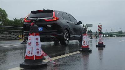 枝江公安全力应对暴雨 坚守一线保畅通