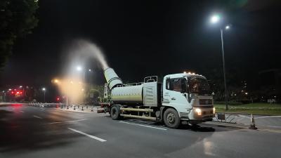 汛后消杀护民生 枝江城管连夜开展全城环境防疫作业