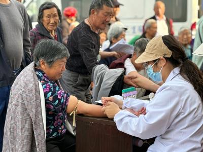 仙女镇五通庙村：免费体检护健康 便民服务暖人心
