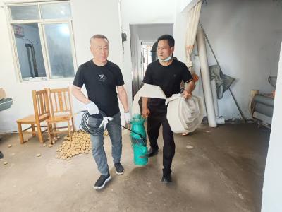 七星台镇：干群互助抗内涝 全面消杀护平安