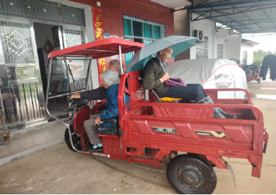 安福寺镇胡家畈村：暴雨逆行 守护老人平安
