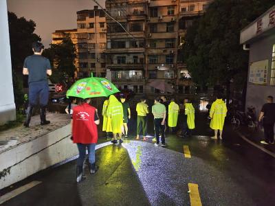 迎"汛"而上 七口堰社区同心筑防线