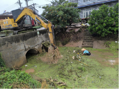 清淤疏渠排积水 干群合力保农田