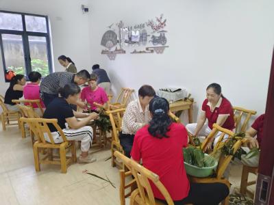 端午共包同心粽 民族团结一家亲