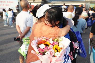 2026高考落幕 温情与祝福伴随青春启航