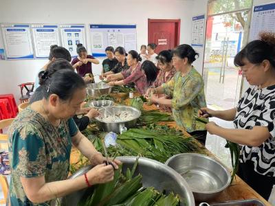 粽叶飘香迎端午 邻里情深暖沱江