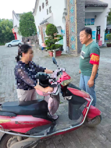 反面曝光 | 无视公共场所随意停车 游客不文明行为不可取