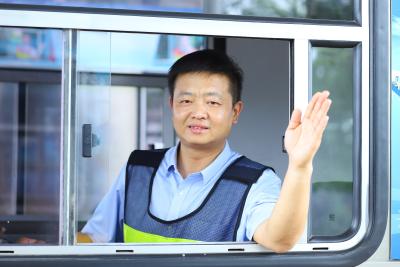李华明：退役不褪色，岗亭里的“春日温度”