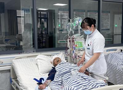 百里洲镇中心卫生院紧急为车祸老人 开通透析绿色通道