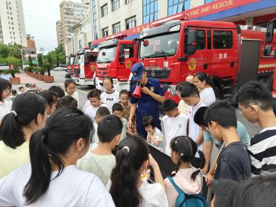 孩童探秘消防站  平安相伴迎“六一”