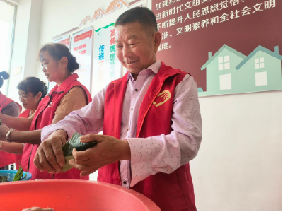 端午敬老暖人心 浓浓粽香传温情