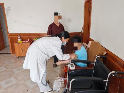 董市镇卫生院为失能老人托起“稳稳的幸福”