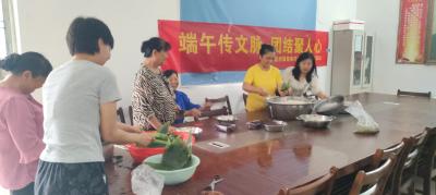巧手包青粽 佳节念安康
