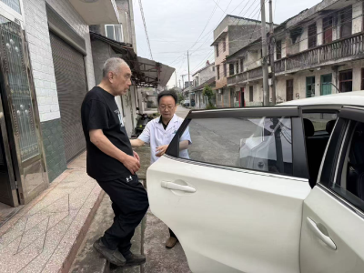 社区卫生服务中心接送失明老人免费体检