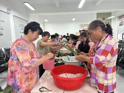 粽叶飘香迎端午 邻里和谐一家亲