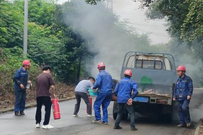 路遇货车自燃险情 村干部挺身而出紧急灭火化险为夷