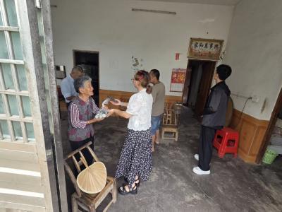 情暖端午送关爱 走访慰问暖民心