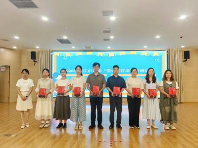 枝江市史志研究中心向暑期“爱心托管班” 赠送党史书籍